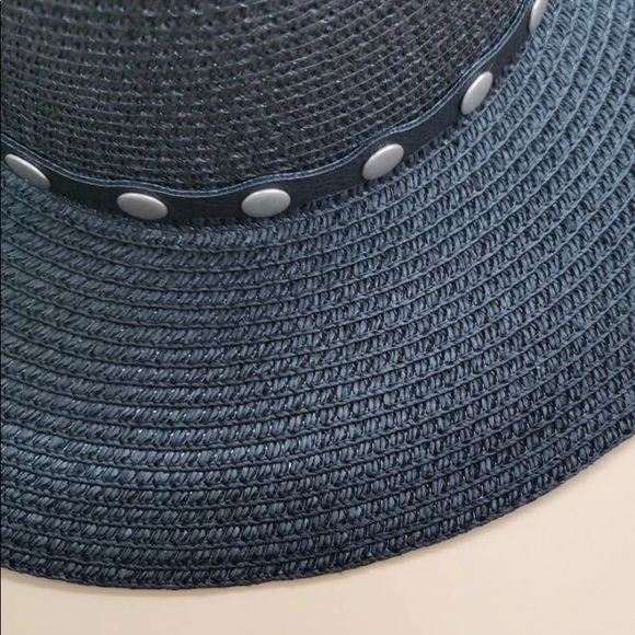 Boho/ Western straw hat w/ faux leather strap around it - Picture 2 of 9